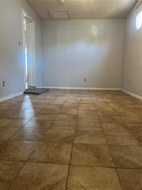 Empty room, Interior