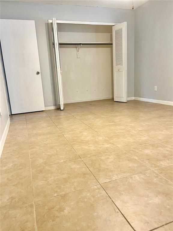 Empty room, Interior