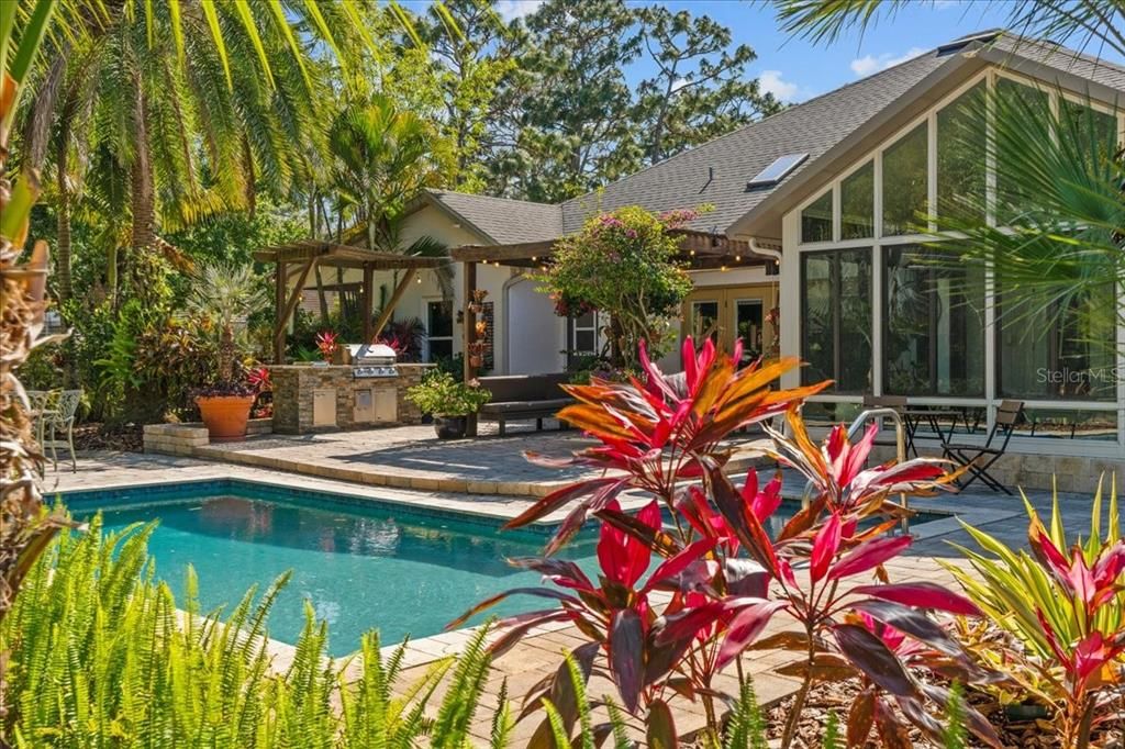 Exterior, Outdoor Kitchen, Pool