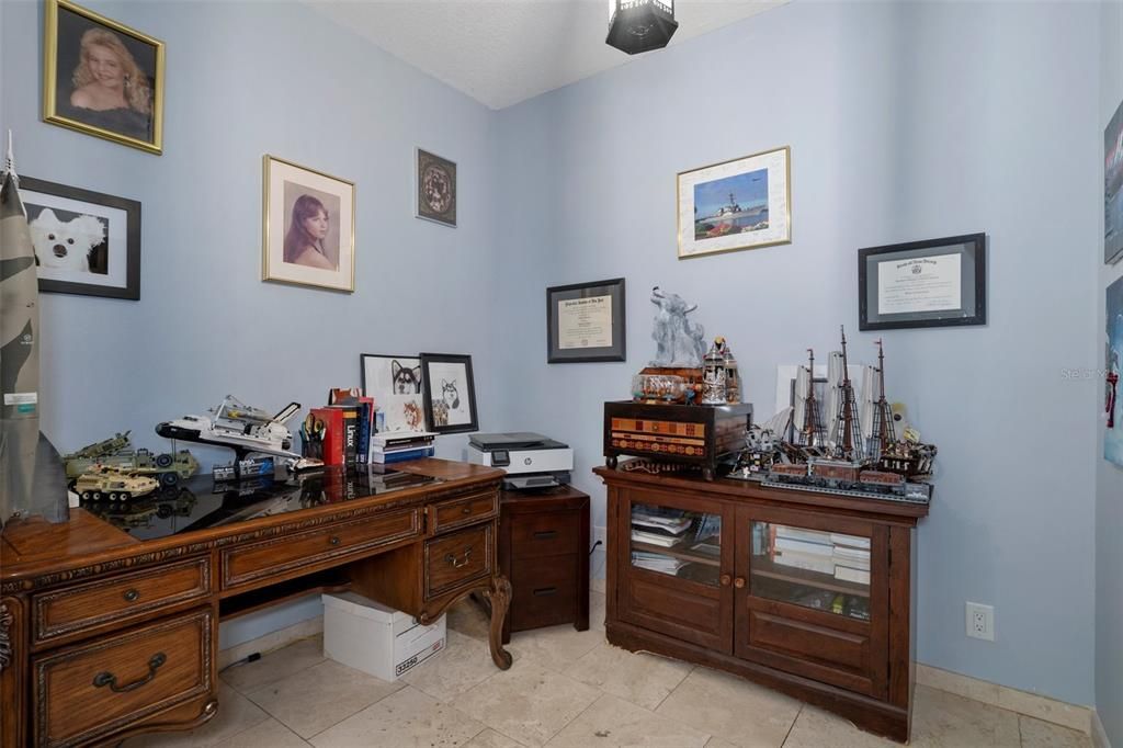 Home Office, Interior