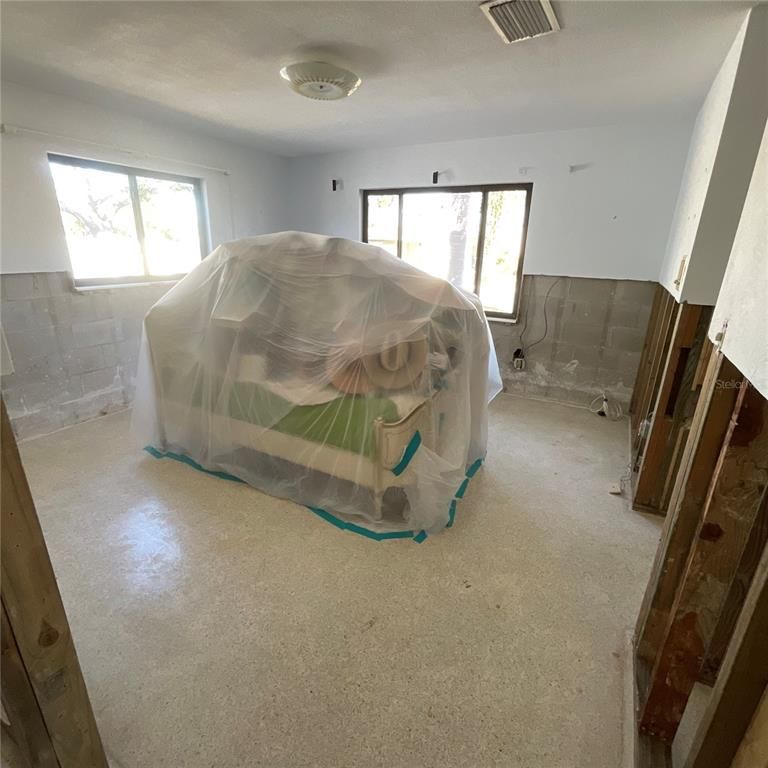 Empty room, Interior