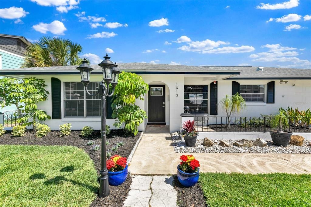 Exterior, Facade, Ranch