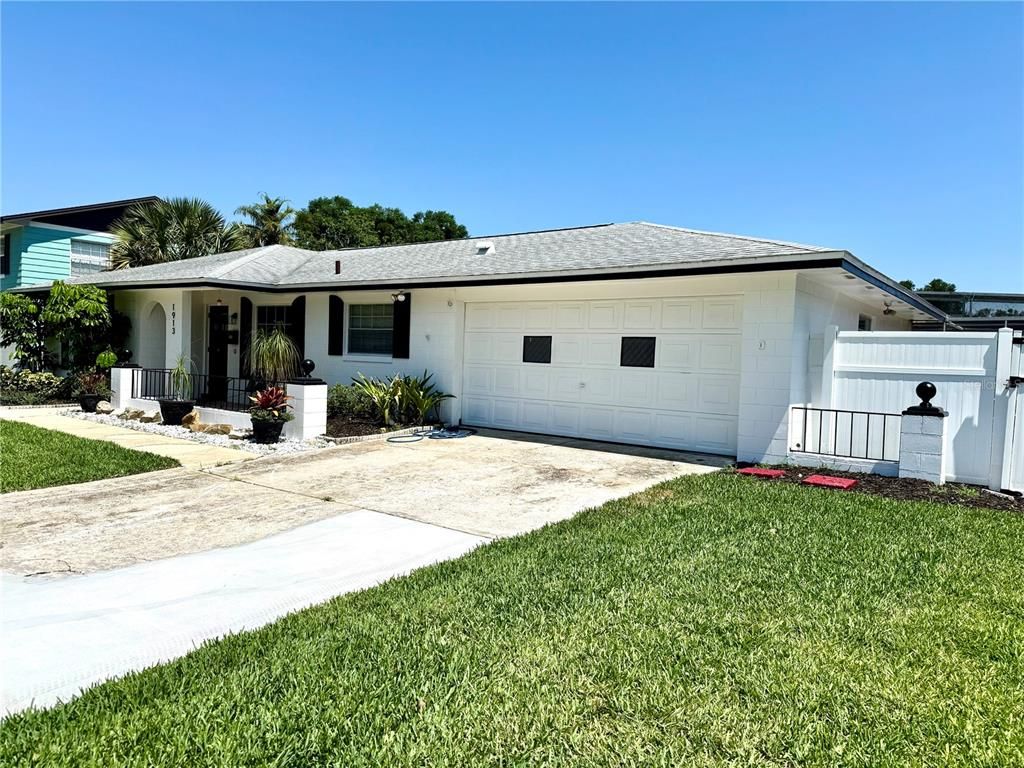 Attached, Exterior, Facade, Ranch