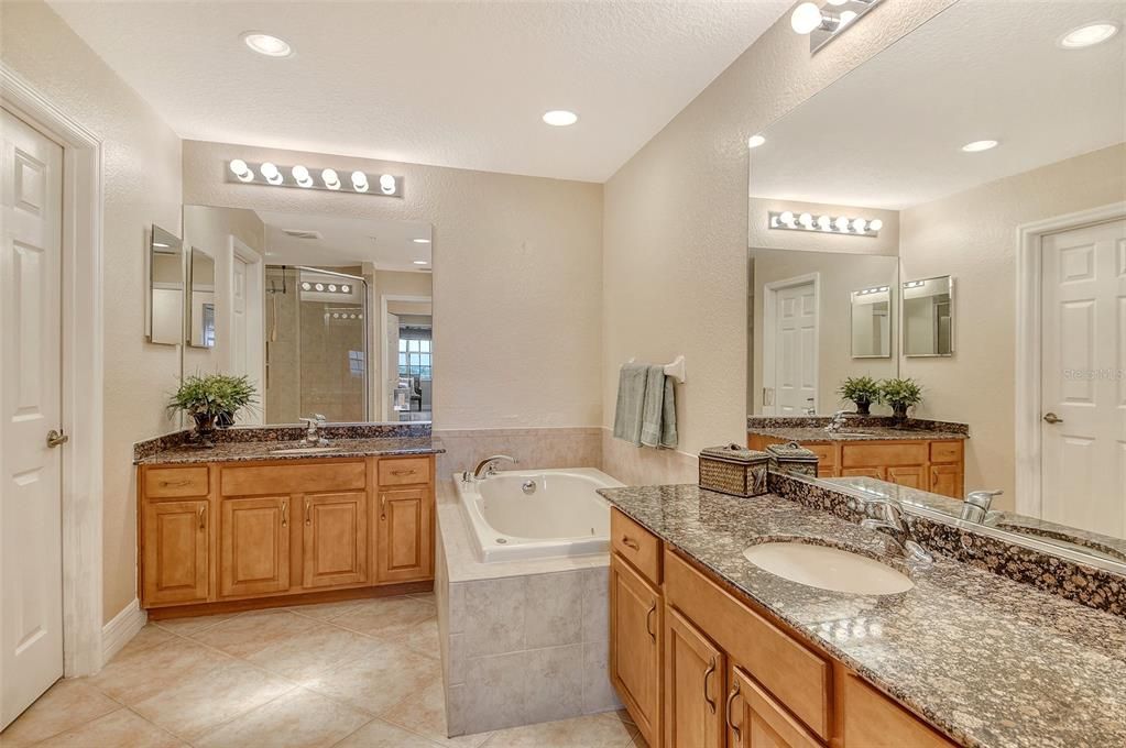 Bathroom, Dual Sink Vanities, Interior, Recessed Lighting