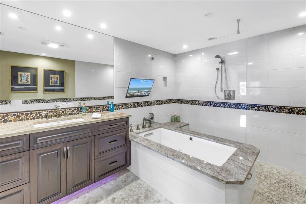 Bathroom, Dual Sink Vanities, Interior, Recessed Lighting