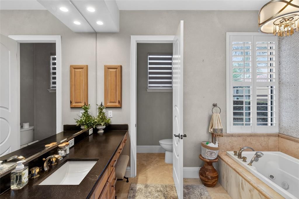Bathroom, Dual Sink Vanities, Interior, Recessed Lighting