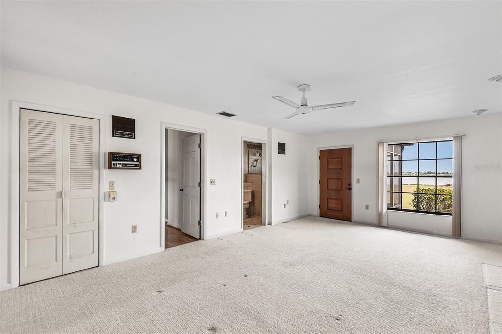 Empty room, Interior