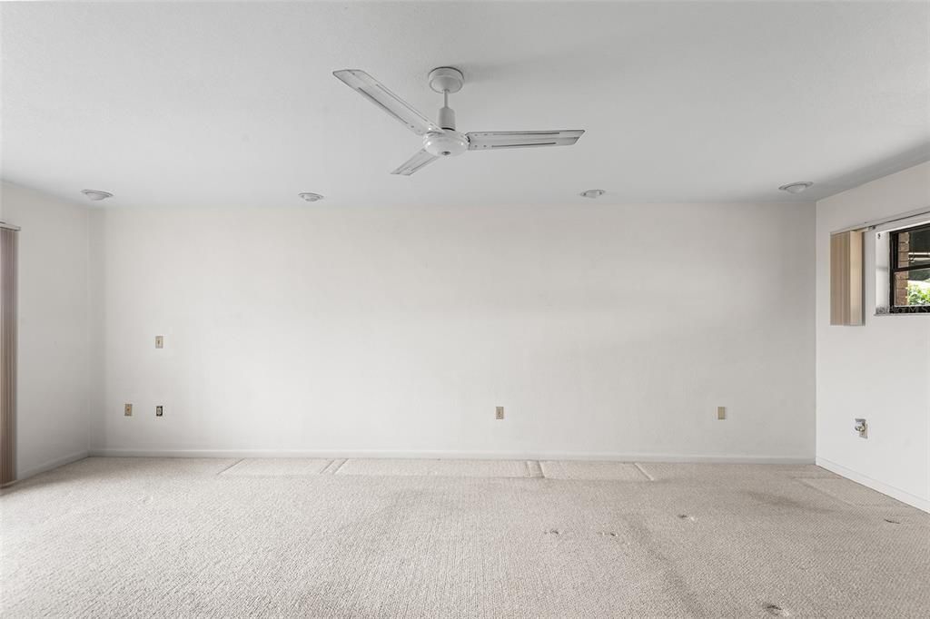 Empty room, Interior