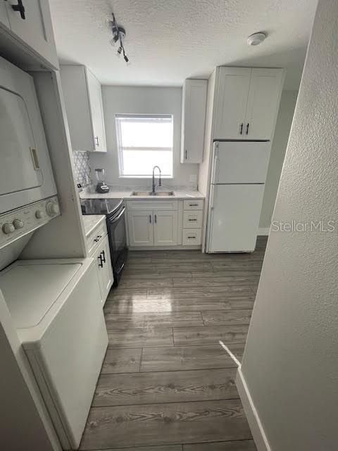 Interior, Kitchen, Washer, Wood Texture Flooring