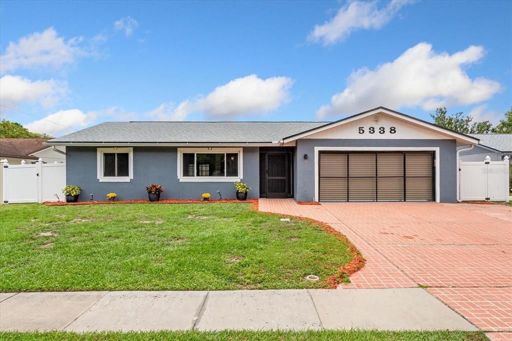 Attached, Exterior, Facade, Ranch