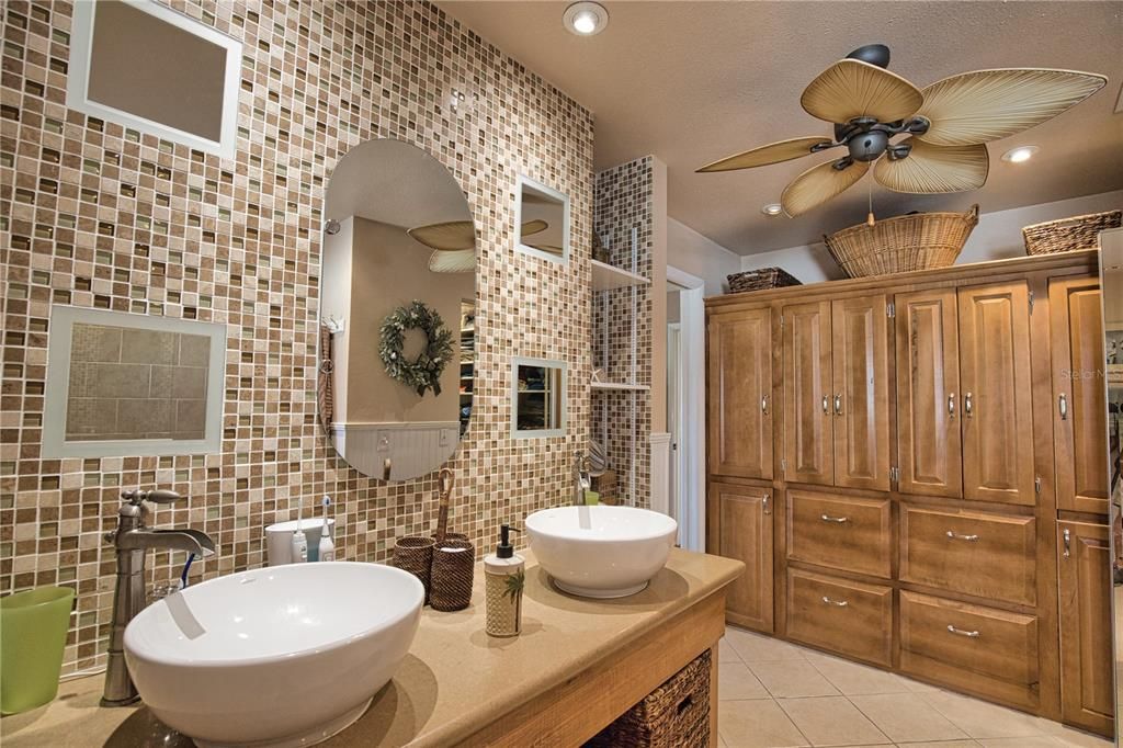 Bathroom, Dual Sink Vanities, Interior, Recessed Lighting