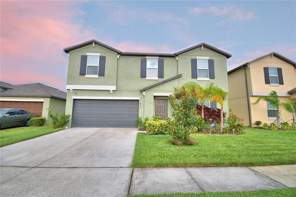 Attached, Exterior, Facade, American Craftsman