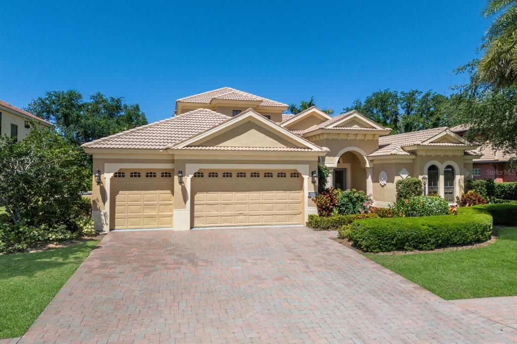 Attached, Exterior, Facade, Mediterranean