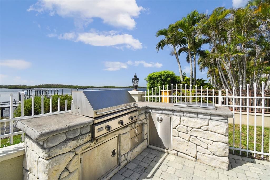 Exterior, Outdoor Kitchen, Water