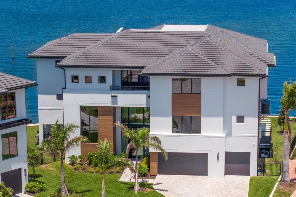 Attached, Exterior, Facade, Water, Modern