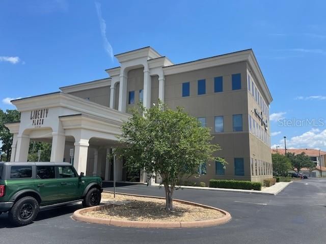 Exterior, Facade, Modern