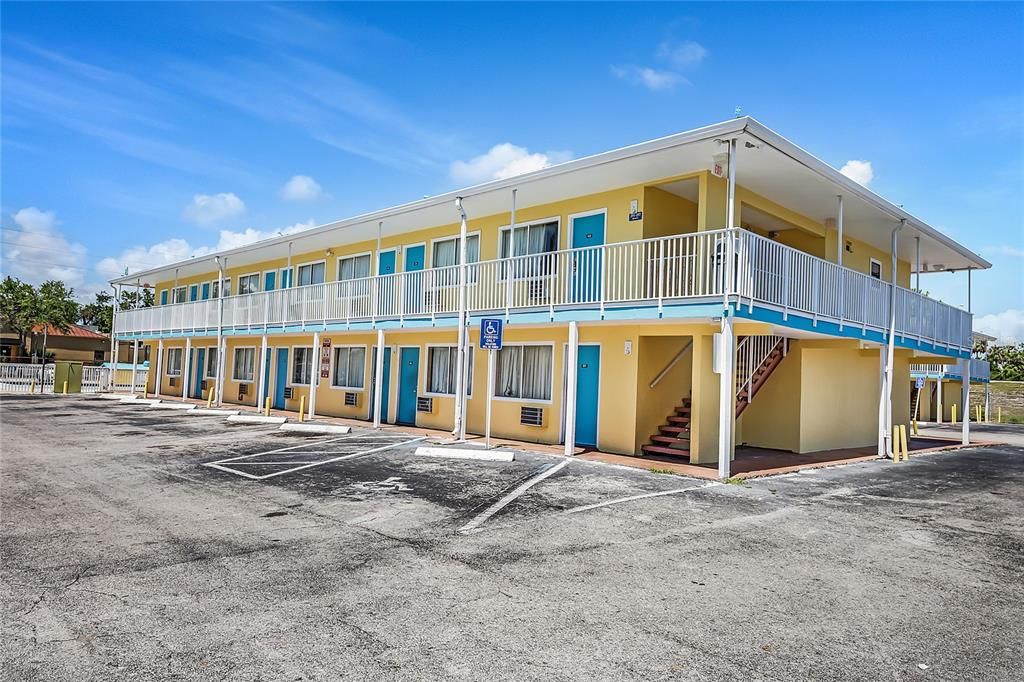 Exterior, Facade, Modern