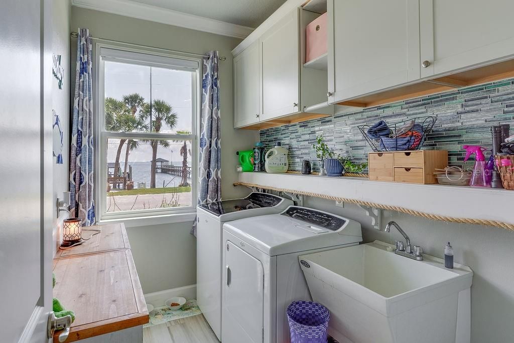 Interior, Washer, Wood Texture Flooring