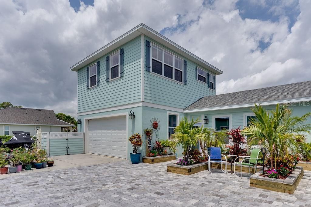 Attached, Exterior, Facade, American Craftsman