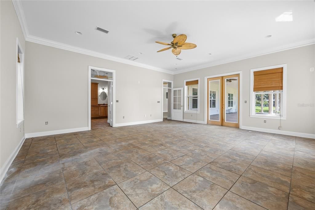 Empty room, Interior