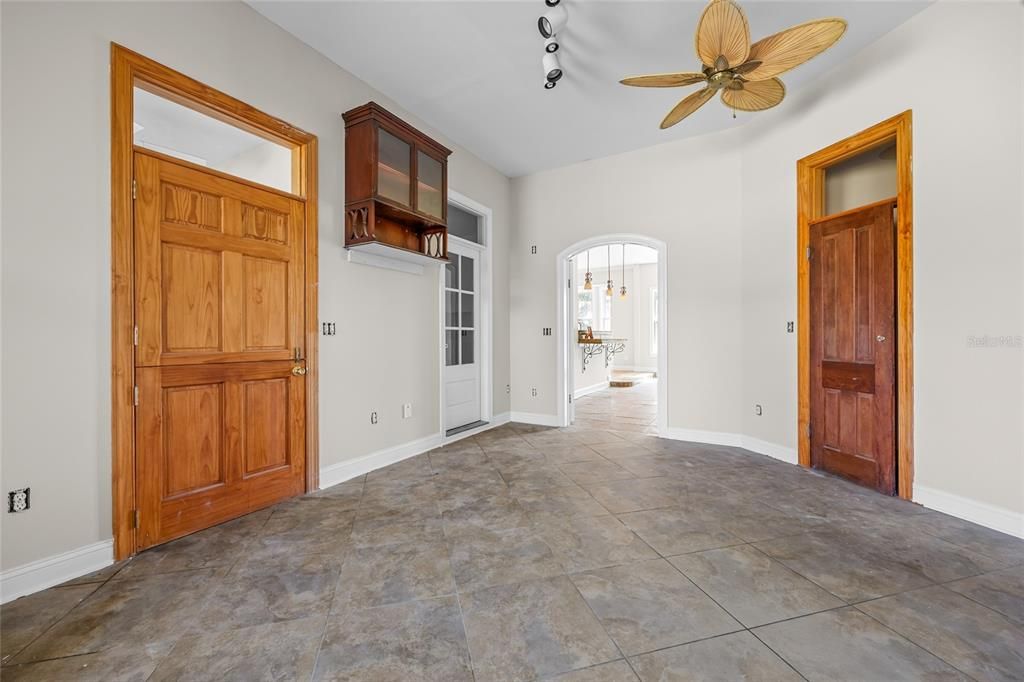 Empty room, Interior