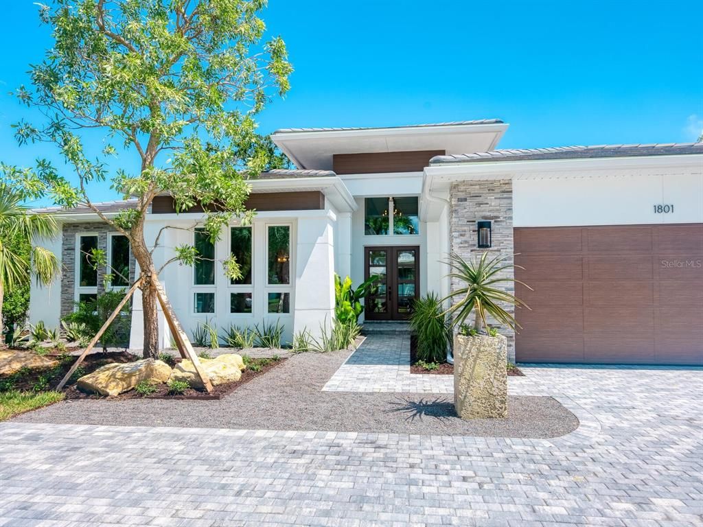 Attached, Exterior, Facade, Modern