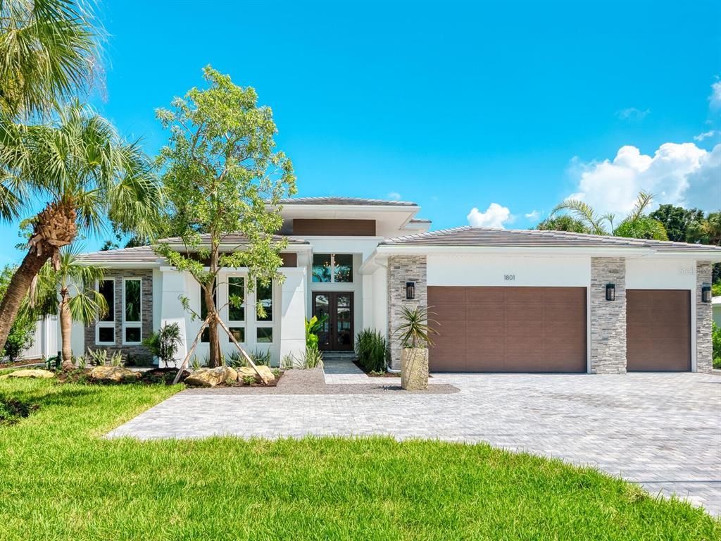 Attached, Exterior, Facade, Modern