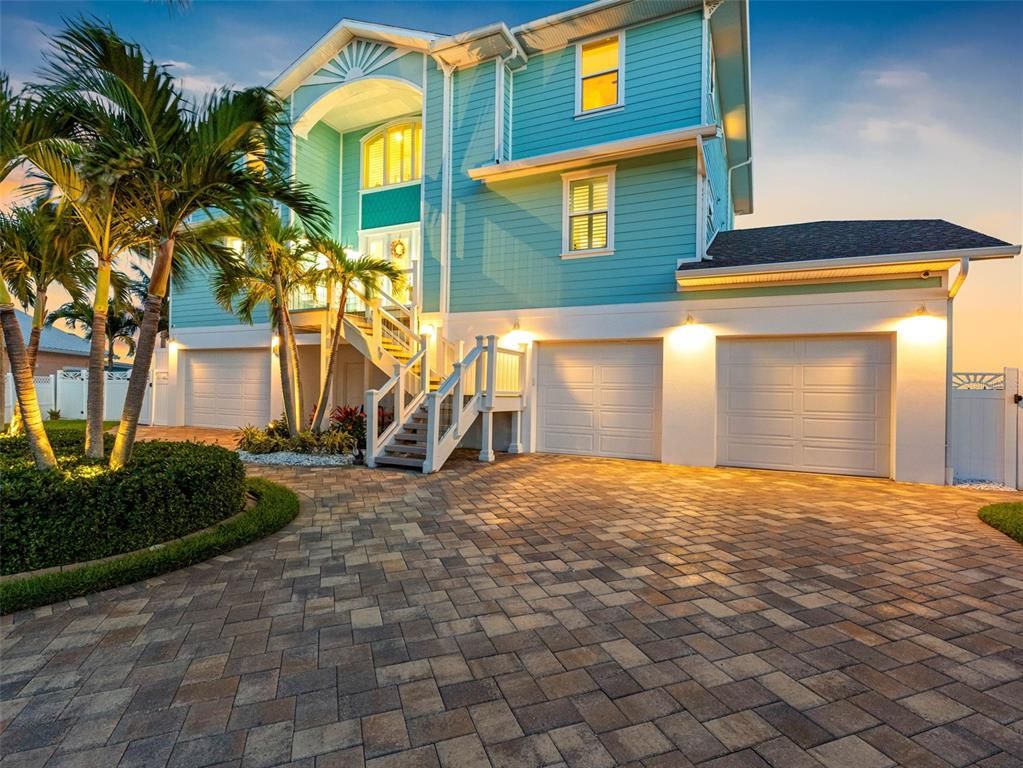 Attached, Exterior, Facade, Mediterranean