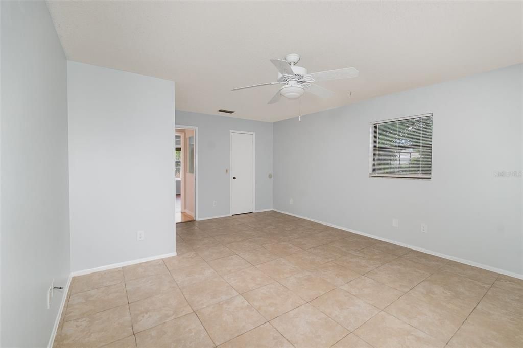 Empty room, Interior