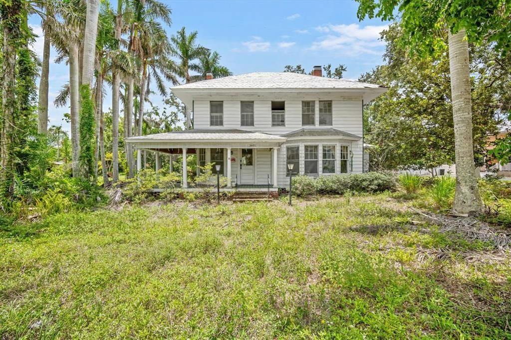 Backyard, Exterior, Facade, American Foursquare
