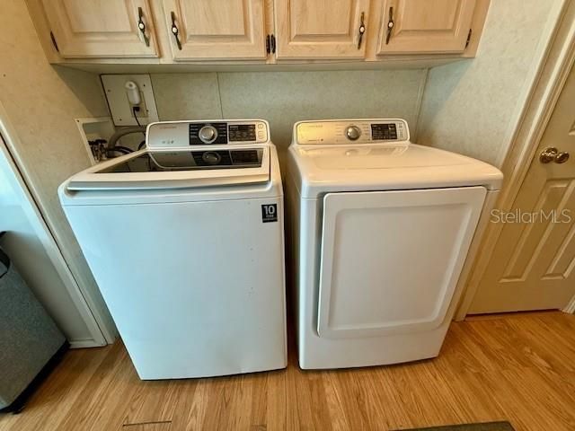 Interior, Washer, Wood Texture Flooring