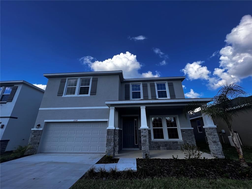 Attached, Exterior, Facade, American Craftsman