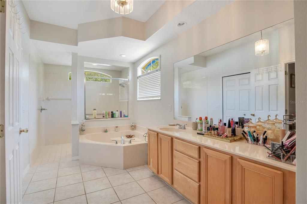 Bathroom, Dual Sink Vanities, Interior, Recessed Lighting