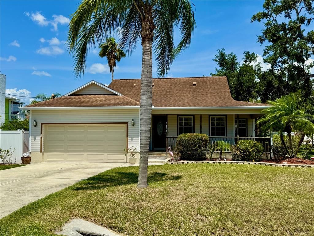 Attached, Exterior, Facade, Ranch