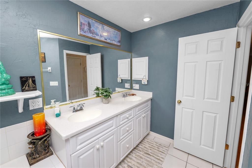 Bathroom, Dual Sink Vanities, Interior, Recessed Lighting