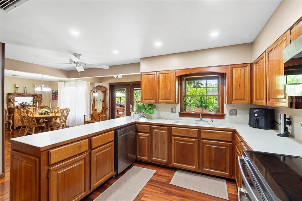 Chandelier, Dining room, Interior, Kitchen, Recessed Lighting, Wood Texture Flooring