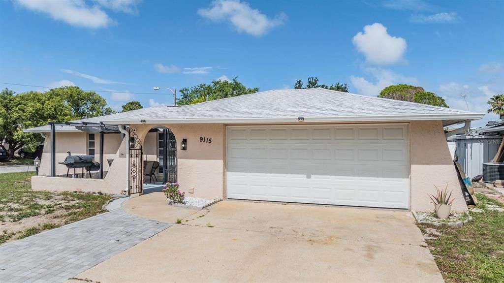 Attached, Exterior, Facade, Ranch