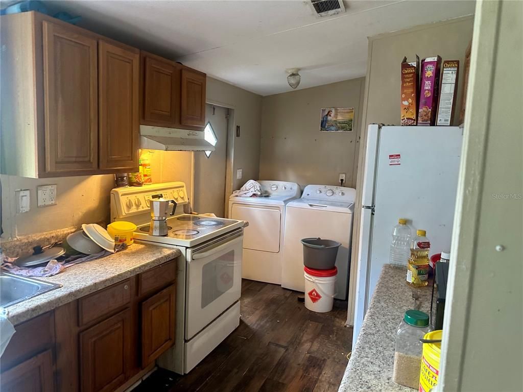 Interior, Washer, Wood Texture Flooring