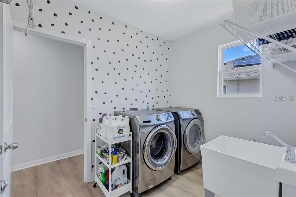 Interior, Washer, Wood Texture Flooring