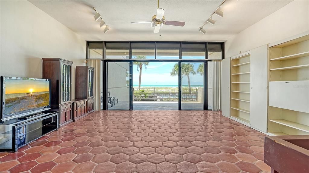 Empty room, Interior, Water