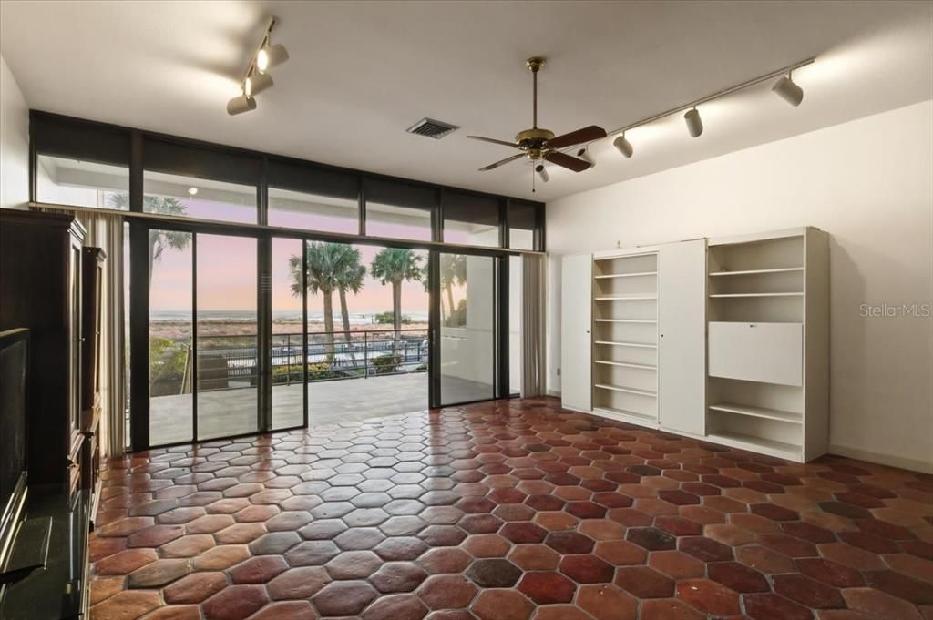 Empty room, Interior