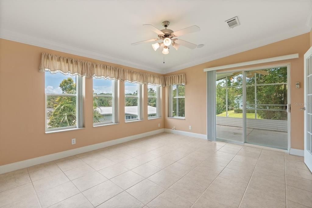 Empty room, Interior