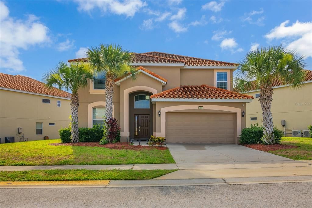 Attached, Exterior, Facade, Mediterranean