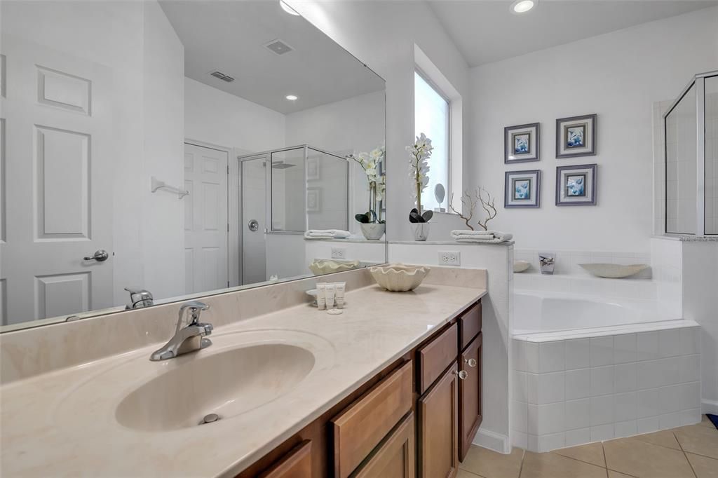 Bathroom, Dual Sink Vanities, Interior, Recessed Lighting
