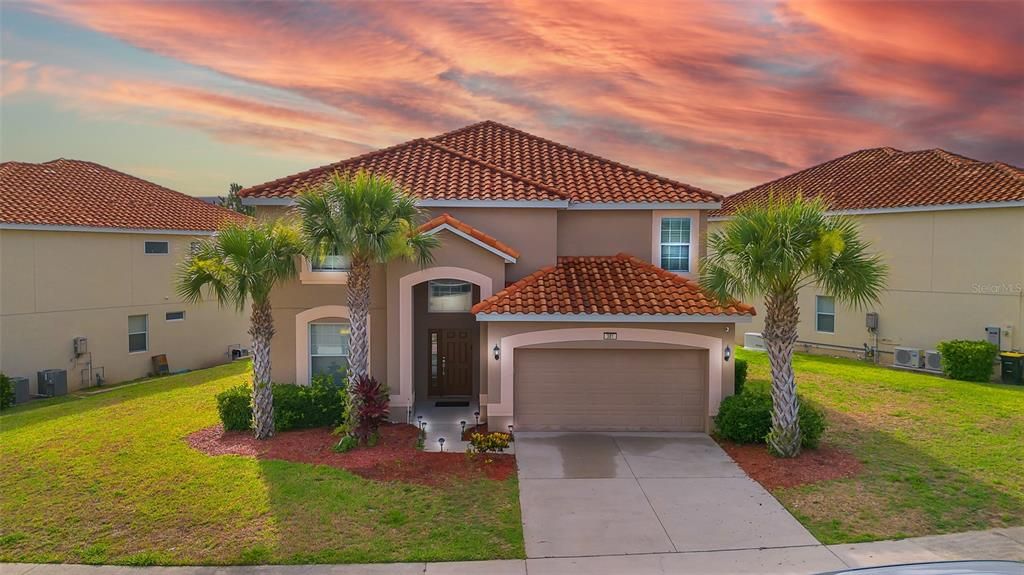 Attached, Exterior, Facade, Mediterranean