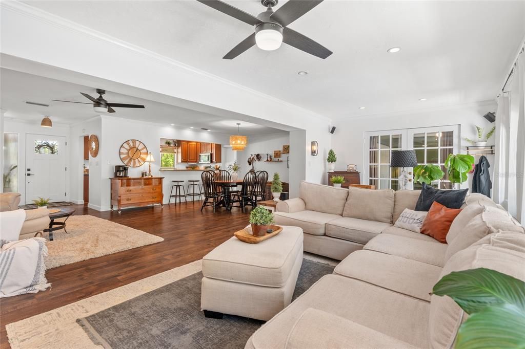 Chandelier, Dining room, Interior, Living room, Recessed Lighting, Wood Texture Flooring