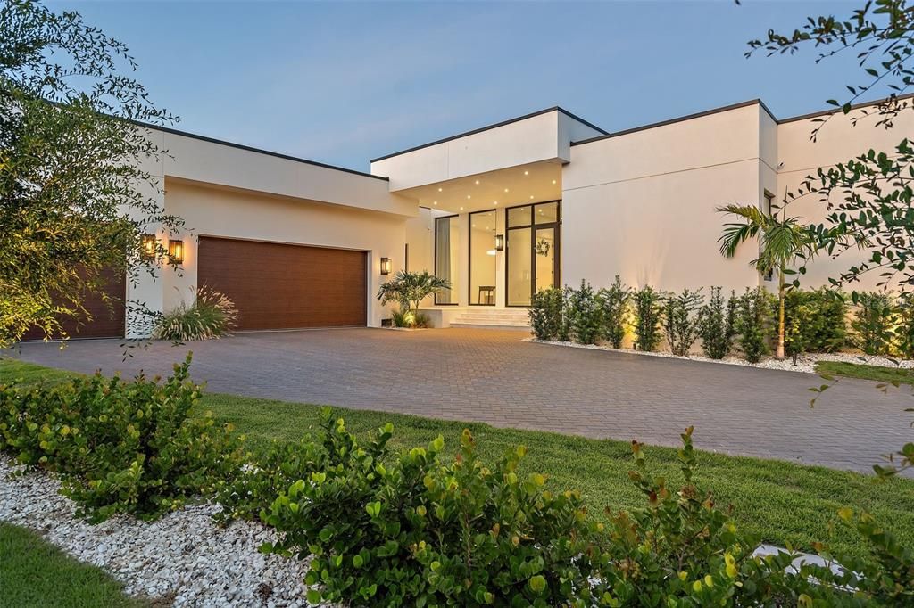 Attached, Backyard, Exterior, Facade, Modern