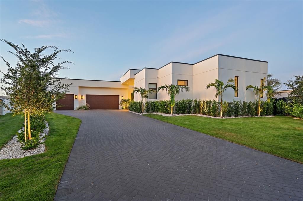 Attached, Backyard, Exterior, Facade, Modern