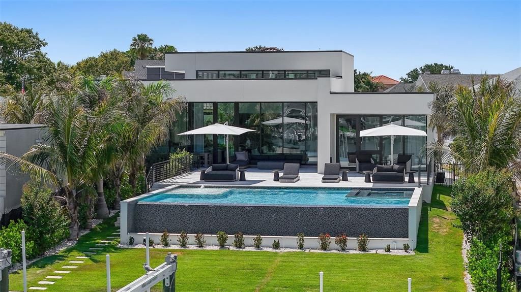 Backyard, Exterior, Facade, Pool, Modern