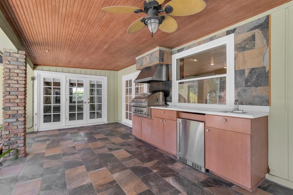 Exterior, Interior, Stainless Steel Appliances